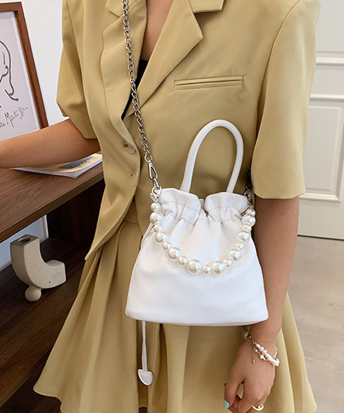 c.u.l（シーユーエル）の「2way チェーン付きパール巾着バック cula483（ショルダーバッグ・レディース・イエロー/ホワイト/ブラック/ベージュ・FREE）」の5枚目の写真