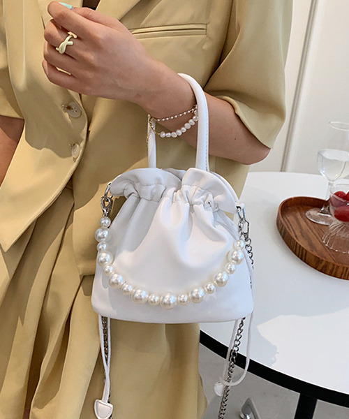 c.u.l（シーユーエル）の「2way チェーン付きパール巾着バック cula483（ショルダーバッグ・レディース・イエロー/ホワイト/ブラック/ベージュ・FREE）」の6枚目の写真