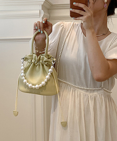 c.u.l（シーユーエル）の「2way チェーン付きパール巾着バック cula483（ショルダーバッグ・レディース・イエロー/ホワイト/ブラック/ベージュ・FREE）」の11枚目の写真