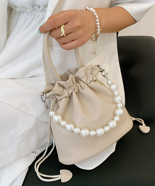 c.u.l（シーユーエル）の「2way チェーン付きパール巾着バック cula483（ショルダーバッグ・レディース・イエロー/ホワイト/ブラック/ベージュ・FREE）」の15枚目の写真