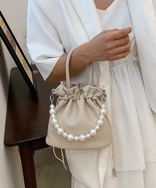 c.u.l（シーユーエル）の「2way チェーン付きパール巾着バック cula483（ショルダーバッグ・レディース・イエロー/ホワイト/ブラック/ベージュ・FREE）」の16枚目の写真