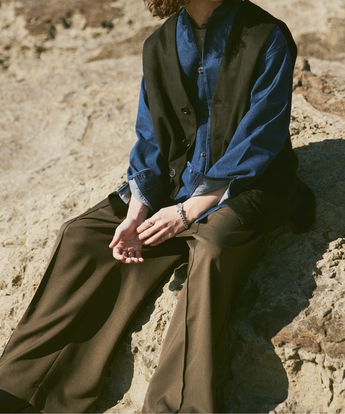 CASPER JOHN（キャスパージョン）の「Fake suede vest/フェイクスウェードベスト（ベスト・メンズ・ベージュ/ブラック・SMALL/MEDIUM/LARGE）」の4枚目の写真