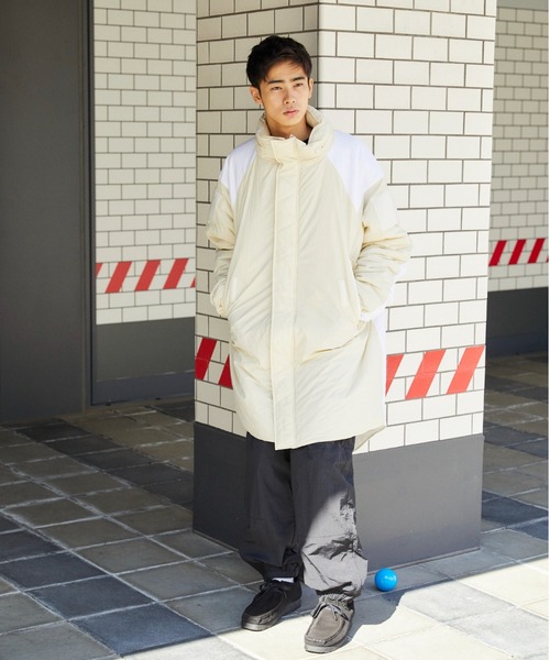 WHIMSIC(ウィムジック)の「【UNISEX/サイズ展開あり】パディングモンスターパーカー(ダウンジャケット/コート・メンズ・ホワイト/ブラック・1/2)」の4枚目の写真
