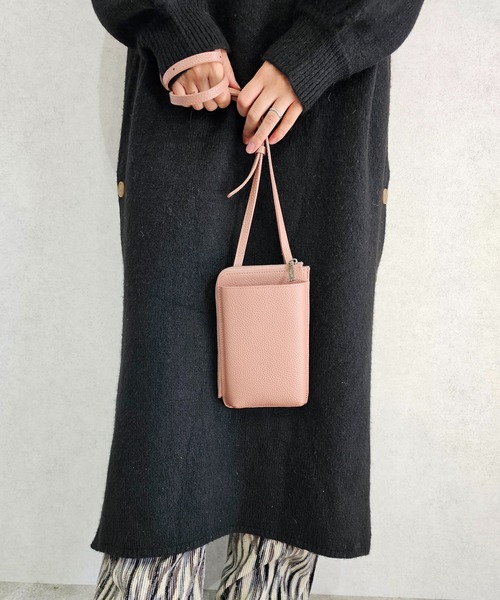 Ungrid（アングリッド）の「【Ungrid/アングリッド】本革 　牛革　スマホ　ショルダーウォレット　パスポートケース　お財布機能付きマルチ　ミニショルダーバッグ（ショルダーバッグ・レディース・ベージュ系その他/ブルー系その他/キャメル/アイボリー/ブラック/カーキ/スモークピンク/オリーブ/マスタード/シルバー/ゴールド/オレンジ/グレイッシュベージュ/ラベンダー・FREE）」の11枚目の写真