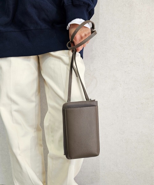 Ungrid（アングリッド）の「【Ungrid/アングリッド】本革 　牛革　スマホ　ショルダーウォレット　パスポートケース　お財布機能付きマルチ　ミニショルダーバッグ（ショルダーバッグ・レディース・ベージュ系その他/ブルー系その他/キャメル/アイボリー/ブラック/カーキ/スモークピンク/オリーブ/マスタード/シルバー/ゴールド/オレンジ/グレイッシュベージュ/ラベンダー・FREE）」の5枚目の写真