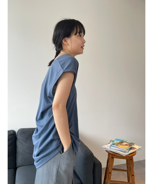 Soさん着用ノースリーブ サイドスリットVネックノースリーブTシャツ（Tシャツ/カットソー
