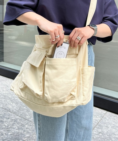 CPCM（シーピーシーエム）の「ポケット付ニュースペーパーバッグ（ショルダーバッグ・メンズ・ブラック/アイボリー・FREE）」の2枚目の写真