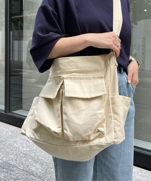 CPCM（シーピーシーエム）の「ポケット付ニュースペーパーバッグ（ショルダーバッグ・メンズ・ブラック/アイボリー・FREE）」の4枚目の写真