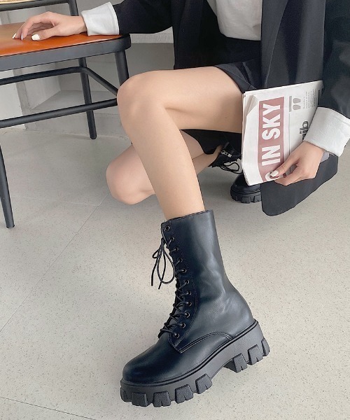 wears(ウェアーズ)の「レースアップ ミドル丈 厚底ブーツ(ブーツ・レディース・ホワイト/ブラック・M/L)」の8枚目の写真