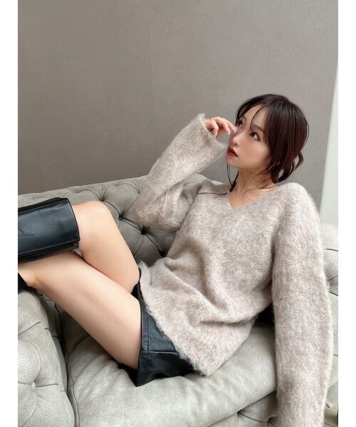 RESEXXY(リゼクシー)の「レイズドVネックルーズニットトップス(ニット/セーター・レディース・ホワイト/オレンジ/ベージュ・FREE)」の3枚目の写真