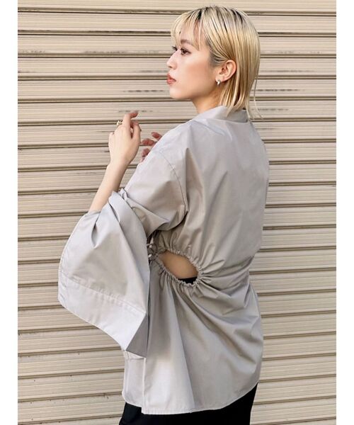 MURUA（ムルーア）の「【WEB限定】サイドホールギャザーシャツ（シャツ