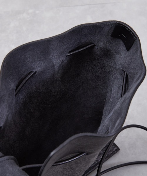ITTI(イッチ)の「ITTI イッチ / HERRIE KINCHAKU POUCH - PM / TDEER / ヘリー巾着ポーチ レザーショルダーバッグ / ITTI-BAG-090-TD(ショルダーバッグ・メンズ・ブラック/インディゴブルー・FREE)」の13枚目の写真