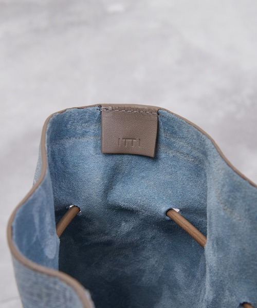 ITTI(イッチ)の「ITTI イッチ / HERRIE KINCHAKU POUCH - PM / TDEER / ヘリー巾着ポーチ レザーショルダーバッグ / ITTI-BAG-090-TD(ショルダーバッグ・メンズ・ブラック/インディゴブルー・FREE)」の20枚目の写真