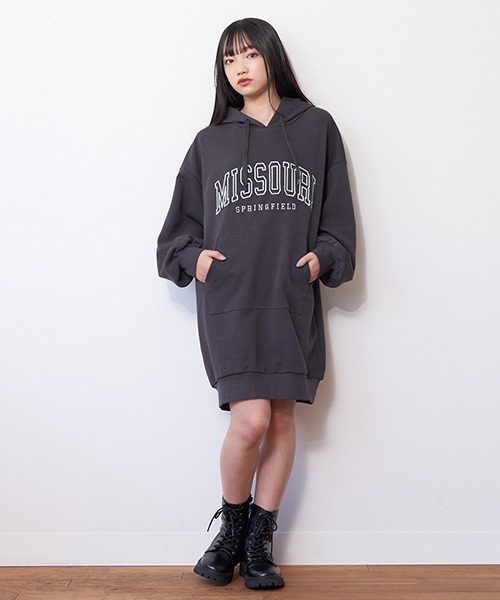 LOVETOXIC（ラブトキシック）の「カレッジ刺しゅうパーカワンピース（ワンピース・キッズ・チャコールグレー/ライトグレー/エメラルド・S/M/L）」の2枚目の写真