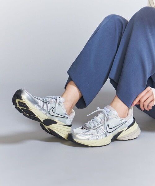 NIKE（ナイキ）の「＜NIKE＞ウィメンズ V2K RUN/スニーカー（スニーカー・レディース・ホワイト・24cm/24.5cm/23.5cm/25cm/23cm）」の2枚目の写真