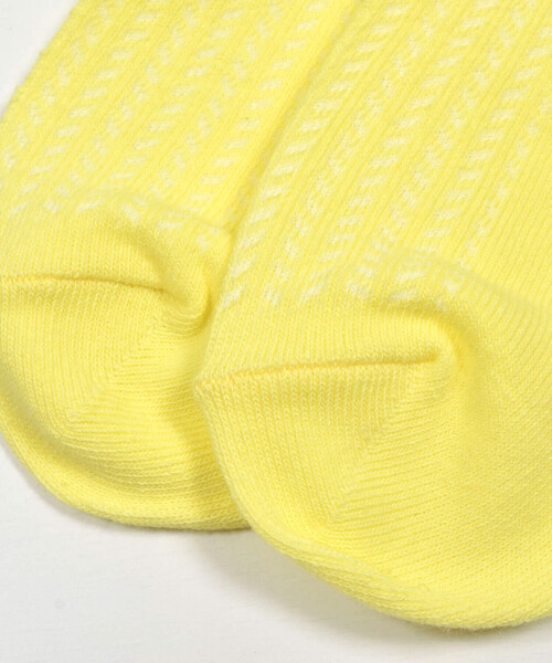 BeBe（ベベ）の「ロゴ刺しゅう透かし編みクルーソックス(13~24cm)（ソックス/靴下・キッズ・ホワイト/イエロー・19.0cm/17.0cm/24.0cm/21.0cm/15.0cm）」の5枚目の写真