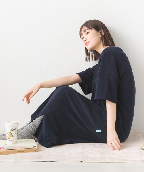 OMNES（オムネス）の「パイル半袖スリットワンピース（ワンピース・レディース・アイボリー/ネイビー/ベージュ/チャコール・FREE）」の4枚目の写真