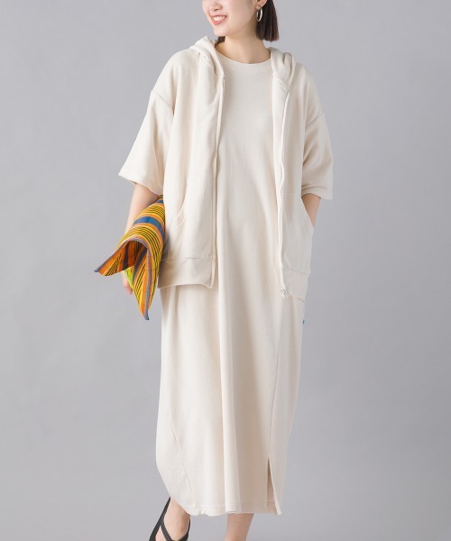 OMNES（オムネス）の「パイル半袖スリットワンピース（ワンピース・レディース・アイボリー/ネイビー/ベージュ/チャコール・FREE）」の2枚目の写真