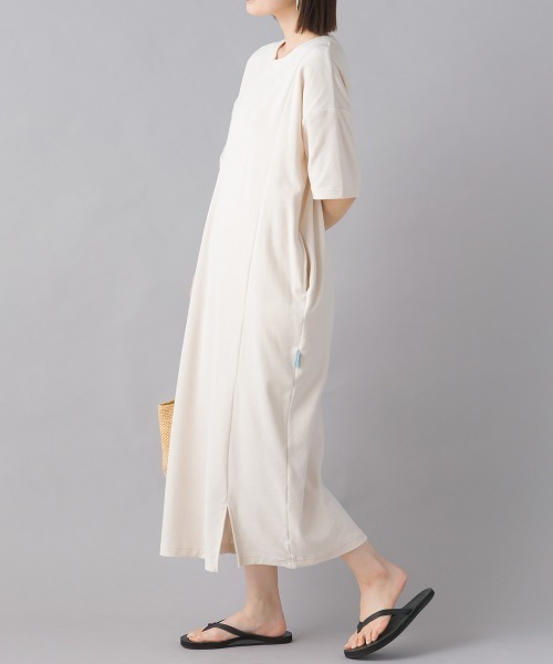 OMNES（オムネス）の「パイル半袖スリットワンピース（ワンピース・レディース・アイボリー/ネイビー/ベージュ/チャコール・FREE）」の6枚目の写真