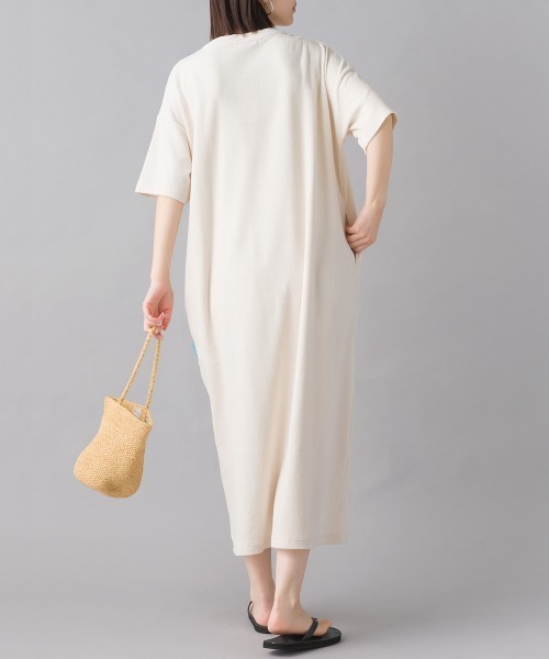 OMNES（オムネス）の「パイル半袖スリットワンピース（ワンピース・レディース・アイボリー/ネイビー/ベージュ/チャコール・FREE）」の7枚目の写真