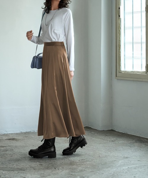 STYLE DELI（スタイルデリ）の「とろみサテンロングフレアスカート（スカート・レディース・ブラウン系その他/ベージュ系その他・MEDIUM/SMALL）」の3枚目の写真