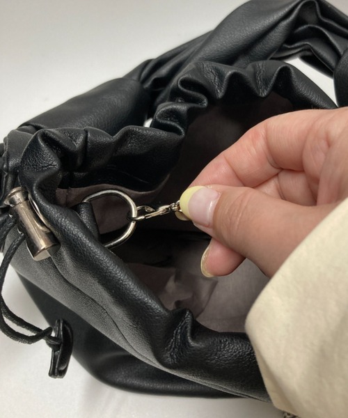 Loco Ocean(ロコオーシャン)の「【フェイクレザー】巾着 チェーンストラップ 2way/ ミニバッグ ショルダーバッグ ハンドバッグ(ショルダーバッグ・レディース・ピンク/ブラック/ホワイト・ONE SIZE)」の20枚目の写真