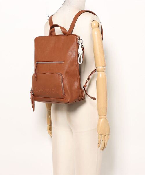 Desigual（デシグアル）の「HALF LOGO FW24 PRETORIA CO PUバックパックミディアム（バックパック/リュック・レディース・ブラック/ブラウン・FREE）」の6枚目の写真