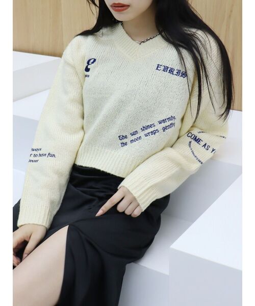 EVRIS（エヴリス）の「Embroideryニットトップス（ニット/セーター・レディース・グレー/ブラック/アイボリー/ネイビー・FREE）」の2枚目の写真