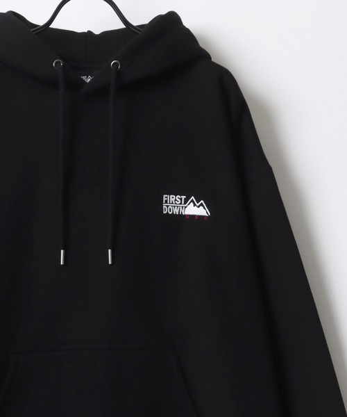 FIRST DOWN(ファーストダウン)の「FIRST DOWN/ファーストダウン LOGO HOODED SWEAT/オーバーサイズ 裏起毛 ワンポイント刺繍 スウェット パーカー フーディー/レディース メンズ(パーカー・メンズ・ブラック/グレー/ネイビー・L/XL/M)」の1枚目の写真