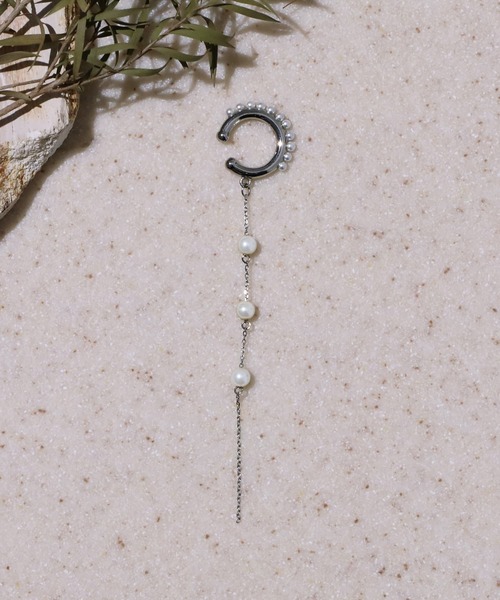 LHME（エルエイチエムイー）の「【WEB限定】“MELLOW”パールチェーンドロップイヤーカフ/サージカルステンレス（金属アレルギー対応）【LHME / エルエイチエムイー】（イヤーカフ・レディース・ゴールド/シルバー・ONE SIZE）」の2枚目の写真