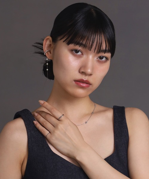 LHME（エルエイチエムイー）の「【WEB限定】“MELLOW”パールチェーンドロップイヤーカフ/サージカルステンレス（金属アレルギー対応）【LHME / エルエイチエムイー】（イヤーカフ・レディース・ゴールド/シルバー・ONE SIZE）」の4枚目の写真