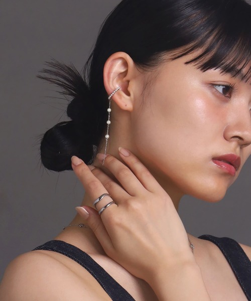LHME（エルエイチエムイー）の「【WEB限定】“MELLOW”パールチェーンドロップイヤーカフ/サージカルステンレス（金属アレルギー対応）【LHME / エルエイチエムイー】（イヤーカフ・レディース・ゴールド/シルバー・ONE SIZE）」の3枚目の写真