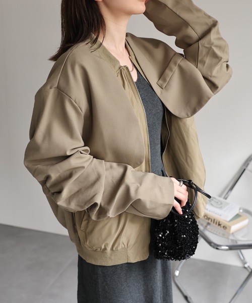 CREARE -LINO-（クレアーレリノ）の「＜ユニセックス＞ツイルレイヤード MA-1風ブルゾン/ジャケット（MA-1・レディース・ブラック/カーキ・FREE）」の10枚目の写真