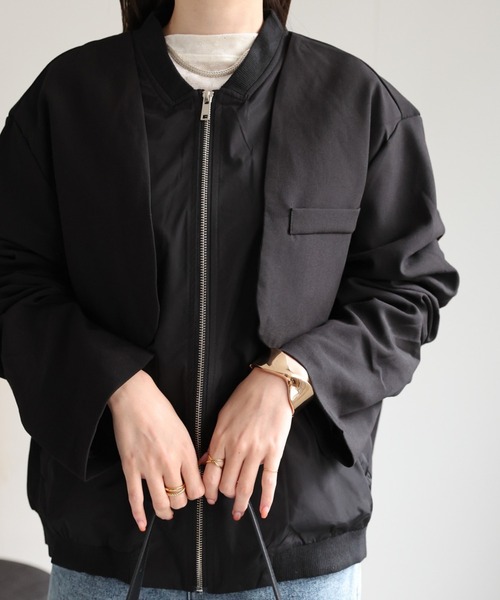 CREARE -LINO-（クレアーレリノ）の「＜ユニセックス＞ツイルレイヤード MA-1風ブルゾン/ジャケット（MA-1・レディース・ブラック/カーキ・FREE）」の5枚目の写真