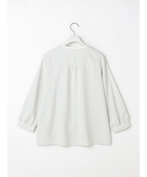 Perfect Suit FActory（パーフェクトスーツファクトリー）の「【UVカット/防しわ】パウダーストレッチ　7分袖配色ブラウス　ホワイト/グレー系/L.グレー/ベージュ（シャツ/ブラウス・レディース・グレー/オフホワイト/ベージュ/ライトグレー・M/L/S）」の13枚目の写真