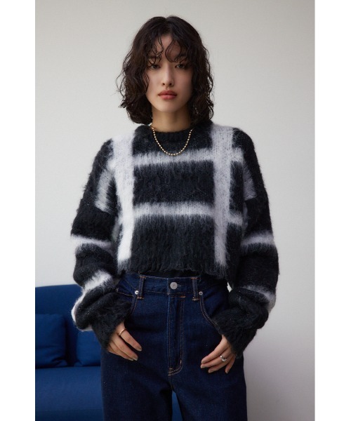 AZUL by moussy(アズールバイマウジー)の「チェックパターンクロップドシャギーニット(ニット/セーター・レディース・ブラック/ブルー・FREE)」の4枚目の写真