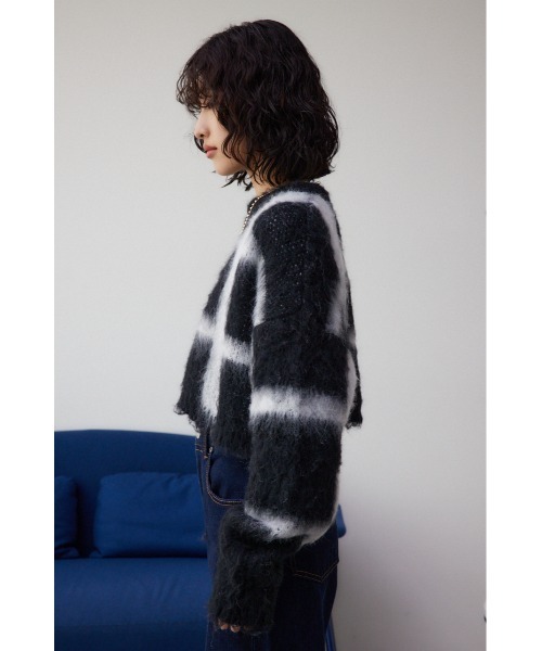 AZUL by moussy(アズールバイマウジー)の「チェックパターンクロップドシャギーニット(ニット/セーター・レディース・ブラック/ブルー・FREE)」の7枚目の写真