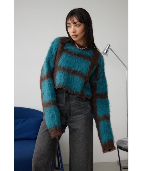 AZUL by moussy(アズールバイマウジー)の「チェックパターンクロップドシャギーニット(ニット/セーター・レディース・ブラック/ブルー・FREE)」の15枚目の写真