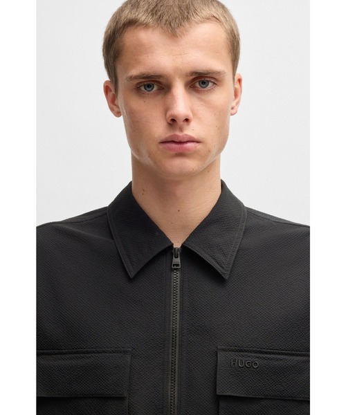 HUGO（ヒューゴ）の「オーバーサイズフィット オーバーシャツ はっ水シアサッカー（シャツ/ブラウス・メンズ・ブラック・XS/S/M/XL/L）」の2枚目の写真