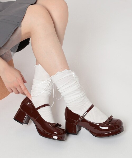 cs T&P（シーエスティーアンドピー）の「リボン付きラウンドストラップパンプス（パンプス・レディース・ブラック系1/アイボリー系1/ワイン系3/ダークブラウン系1・LL/L/M/S）」の4枚目の写真