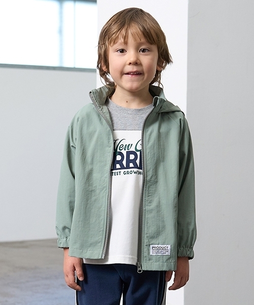 b・ROOM（ビールーム）の「【撥水加工】収納袋付きマウンテンパーカ（マウンテンパーカー・キッズ・ブルー系その他2/ラベンダー/レモンイエロー/ライトピンク/ライトカーキ/パープル/レッド/シルバーグレー/ベージュ/ブラック・110cm/140cm/130cm/120cm/100cm）」の4枚目の写真