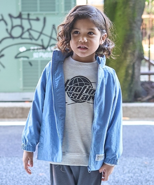 b・ROOM（ビールーム）の「【撥水加工】収納袋付きマウンテンパーカ（マウンテンパーカー・キッズ・ブルー系その他2/ラベンダー/レモンイエロー/ライトピンク/ライトカーキ/パープル/レッド/シルバーグレー/ベージュ/ブラック・110cm/140cm/130cm/120cm/100cm）」の5枚目の写真