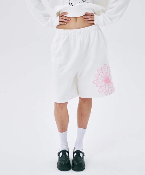 Mardi Mercredi(マルディメクルディ)の「OVERSIZED SWEAT BERMUDA FLOWER / オーバーサイズ スウェット バミューダ フラワー(スウェットパンツ・レディース・オートミール/ブラック/ネイビー/ホワイト×ピンク/グレー・FREE)」の2枚目の写真