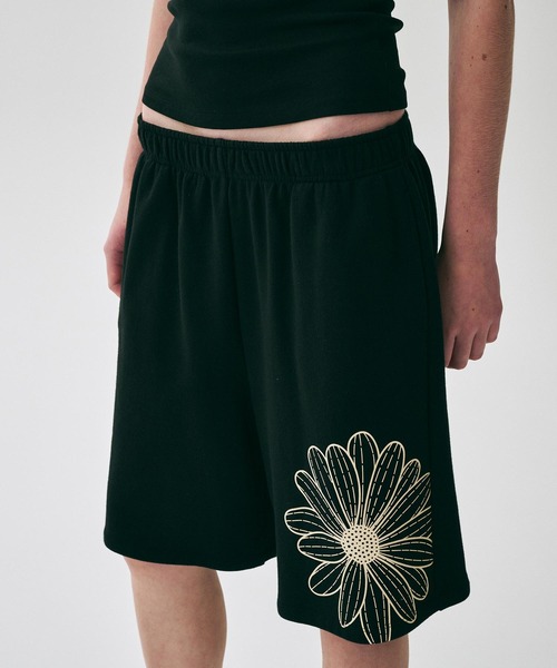 Mardi Mercredi(マルディメクルディ)の「OVERSIZED SWEAT BERMUDA FLOWER / オーバーサイズ スウェット バミューダ フラワー(スウェットパンツ・レディース・オートミール/ブラック/ネイビー/ホワイト×ピンク/グレー・FREE)」の6枚目の写真