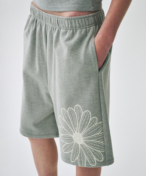 Mardi Mercredi(マルディメクルディ)の「OVERSIZED SWEAT BERMUDA FLOWER / オーバーサイズ スウェット バミューダ フラワー(スウェットパンツ・レディース・オートミール/ブラック/ネイビー/ホワイト×ピンク/グレー・FREE)」の7枚目の写真
