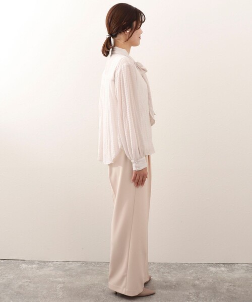 MICO COULIER(ミコクリエ)の「《オケージョン対応》ボーダージャガード楊柳リボンタイブラウス(シャツ/ブラウス・レディース・オフホワイト/グレイッシュベージュ・38)」の7枚目の写真