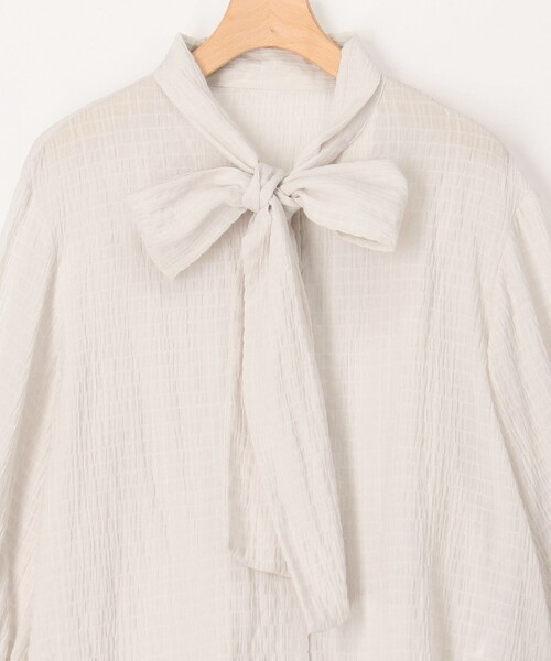 MICO COULIER(ミコクリエ)の「《オケージョン対応》ボーダージャガード楊柳リボンタイブラウス(シャツ/ブラウス・レディース・オフホワイト/グレイッシュベージュ・38)」の4枚目の写真