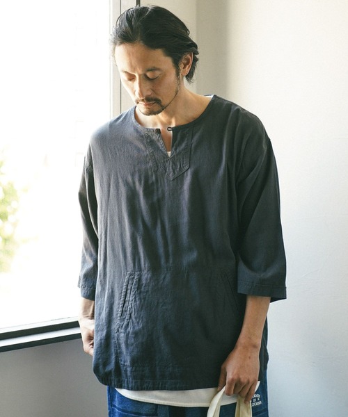 BAYFLOW(ベイフロー)の「リネンキーネック7分袖シャツプルオーバー(シャツ/ブラウス・メンズ・チャコールグレー/オフホワイト/カーキ・MEDIUM/LARGE)」の2枚目の写真