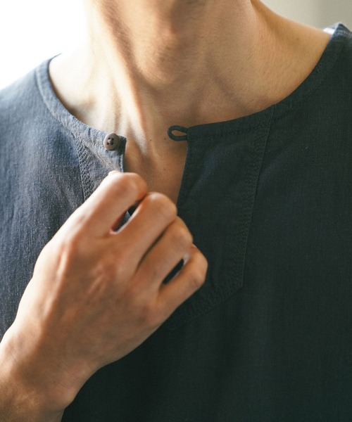 BAYFLOW(ベイフロー)の「リネンキーネック7分袖シャツプルオーバー(シャツ/ブラウス・メンズ・チャコールグレー/オフホワイト/カーキ・MEDIUM/LARGE)」の22枚目の写真