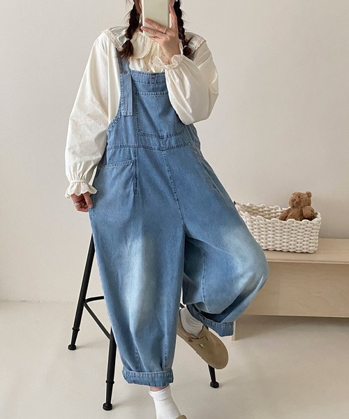 aimoha(アイモハ)の「デニムオーバーオールワイドパンツ(つなぎ/オールインワン・レディース・ライトブルー/ネイビー・FREE)」の4枚目の写真